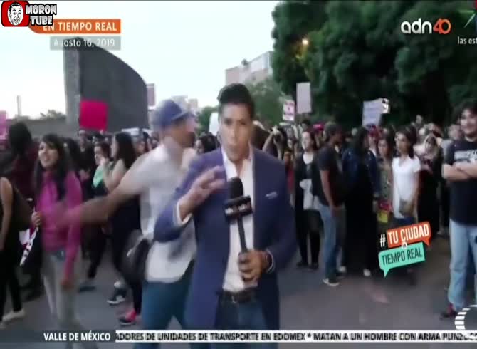 Video :A reporter is punched from behind by a little jerk!